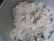 口感丰富的咸鱼鸡粒炒饭做法图解3)