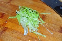 新鲜的泰式虾仁沙拉做法图解2)