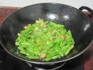 家常四季豆炒肉做法图解8)