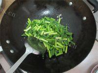 美味的蒜苔炒五花肉做法图解7)