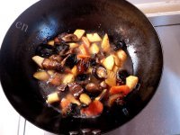 色泽鲜亮的红烧肉炖土豆做法图解6)