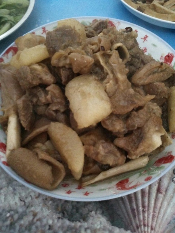 美味营养的羊肉炖萝卜