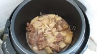 家常菜莲藕炖排骨做法图解8)