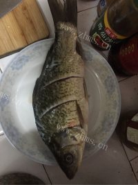 酱香白花菜盐菜烧鲫鱼做法图解1)