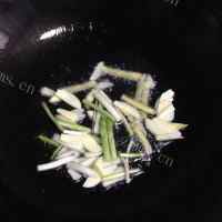美味的黄瓜炒火腿肠做法图解3)