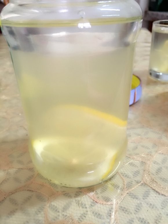 色泽鲜亮的蜂蜜柠檬茶