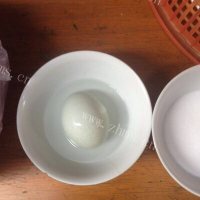 美味的家庭简单腌制咸鸭蛋做法图解2)