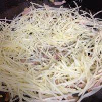 家常菜土豆炒肉丝做法图解5)