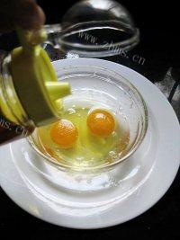 在家做的韭菜花炒鸡蛋做法图解3)