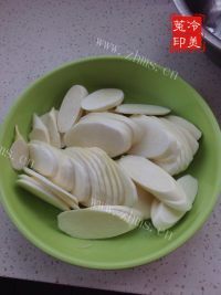 家常菜茭白炒肉做法图解2)