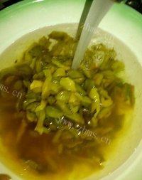 「念念不忘」榨菜炒肉丝做法图解3)