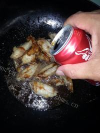 美味的可乐鸡翅做法图解7)