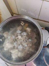 家常菜番茄排骨汤做法图解6)