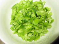 诱人的荠菜青椒煎鸡蛋做法图解3)