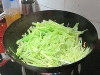 家常菜腊肉炒莴笋做法图解8)