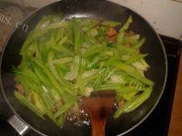 鲜甜芹菜炒肉片做法图解7)