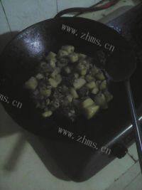 可口土豆鱼肉鸡块做法图解2)