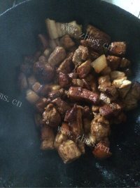 诱人的土豆红烧肉做法图解6)