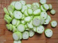 家常菜丝瓜炒豆腐做法图解2)