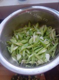 常吃不腻的芹菜炒肉丝做法图解4)