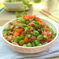美味的红椒青豆肉末做法图解7)