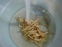 可口黄花菜青菜小蹄髈汤做法图解2)