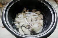 美味的冰糖银耳炖雪梨做法图解5)