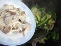 家常菜蘑菇炒青菜做法图解8)