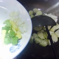 香飘十里的红烧土豆做法图解4)