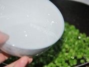 橄榄菜炒豆丁做法图解4)