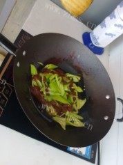 美味的酱炒辣椒做法图解5)