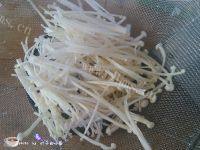 美味的金针菇鱼丸汤做法图解5)
