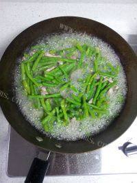 「念念不忘」长豆角炒肉做法图解4)