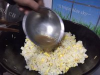 美味的虾皮蛋炒饭做法图解6)