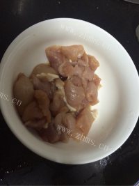 诱人的丝瓜炒肉做法图解1)