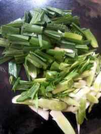 家常菜蒜苗炒豆腐干做法图解3)