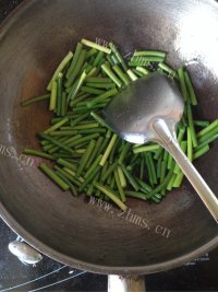 家常菜蒜薹炒肉做法图解7)