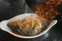 美味的剁椒蒸鲫鱼