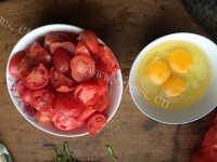 美味的西红柿鸡蛋煲仔饭做法图解2)