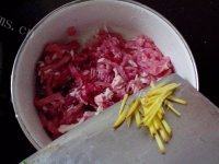 味道不错的青椒炒肉丝做法图解5)