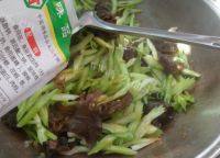 口感极佳的黑木耳炒芹菜做法图解7)