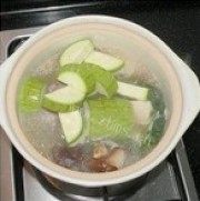 美味的猪骨腊味冻豆腐汤做法图解5)