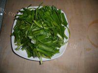 家常菜大蒜炒肉丝做法图解2)
