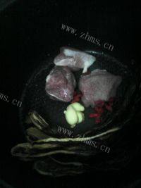 高营养的菜干瘦肉汤做法图解2)