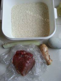 美味早餐皮蛋瘦肉粥做法图解1)