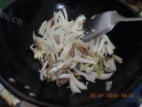 家常菜白菜梗炒肉做法图解8)