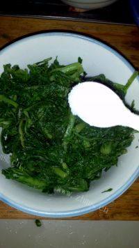 家常菜凉拌茼蒿做法图解3)