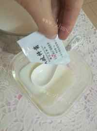 甜甜的奶粉版自制酸奶做法图解7)
