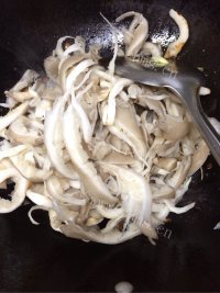 家常菜蘑菇炒肉做法图解5)