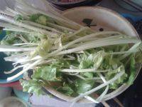 香味四溢的芹菜炒瘦肉做法图解1)